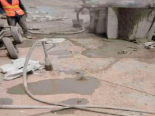 新巴尔虎右水泥混凝土路面板底注浆技术 路面脱空注浆整治方案