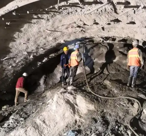 新巴尔虎右拱顶带模注浆料的施工流程及注意事项